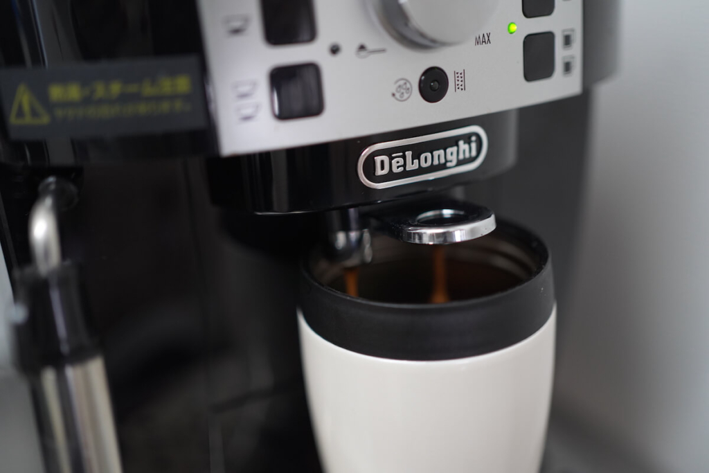 セミスタンダードモデルデロンギ(DeLonghi)コンパクト全自動コーヒーメーカー 1.8L ホワイト ?マグニフィカS ミルク泡立て手動 - 5